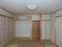 玄関から入って左には、客間である和室があります。