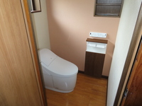 ＜トイレ・施工後＞
施工前のトイレも淡い色合いのトイレでした。施工後も、淡いサーモンピンクの色合いになりました。タイル張りの壁だったので、お掃除が楽になりました。

プレアスＬＳタイプ。アクアセラミックなので、いつまでも綺麗を保つことができます。https://www.lixil.co.jp/lineup/toiletroom/preus/
