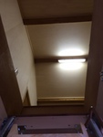 （屋根裏部屋内部）
照明も付いているので、夜間の出入りも問題なしです。